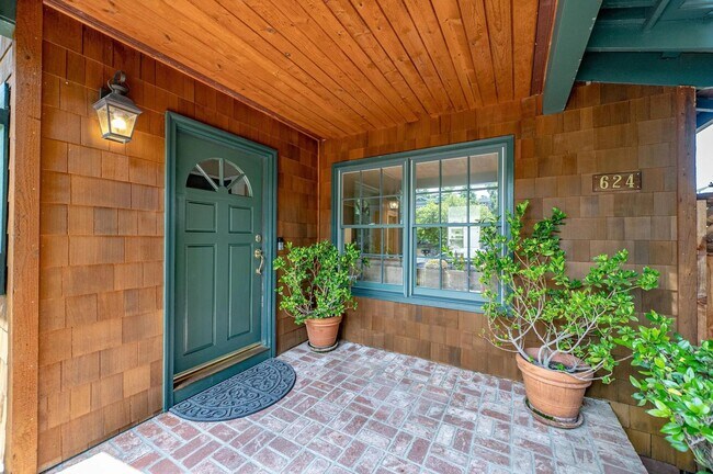 Foto del edificio - Updated 3BD/2BA Menlo Park Home with French Oak Floors + Bonus Room