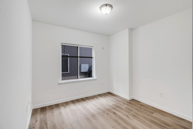 Photo - 3003 W Glenwood Ave Apartment
