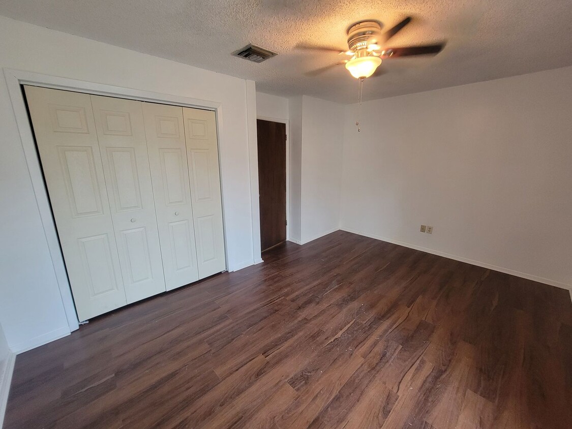 Foto principal - 2 bed,1.5 bath Rent