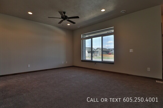 Building Photo - 3 Bed 2 Bath Townhome in Southwest Sioux F...