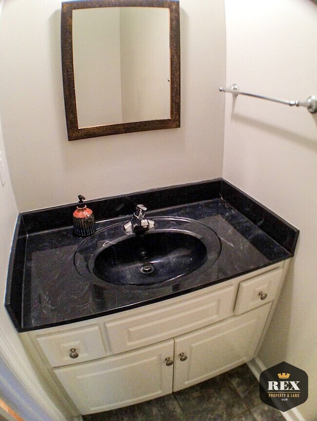 Foto del edificio - Modern 2 bedroom 2.5 bath Townhome with fe...