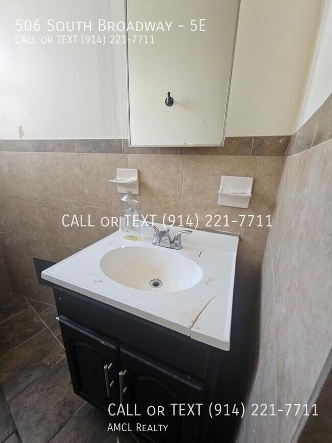 Building Photo - 506 S Broadway