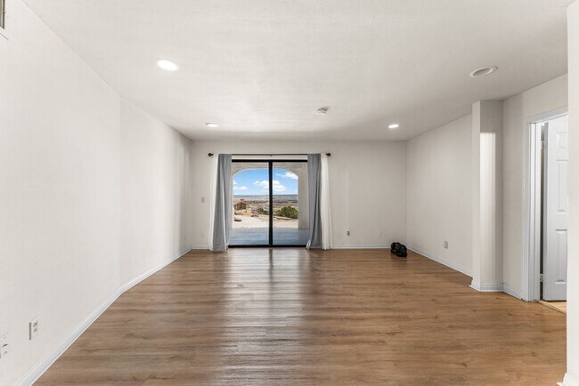 Foto del edificio - 1055 Lakeview Dr