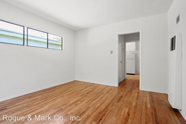Building Photo - Studio, 1 bath Apartment - 978 S. Barringt...