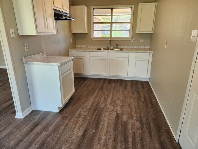 Building Photo - 3 Bed 1.5 Bath house with large yard.