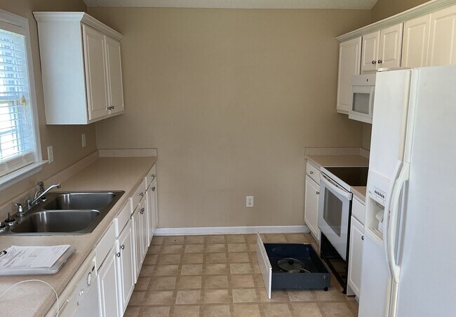 Foto del edificio - Spacious 3 bedroom 2 bath home! Walk in closet! Galley Kitchen! Open floor plan! Fenced in back y...