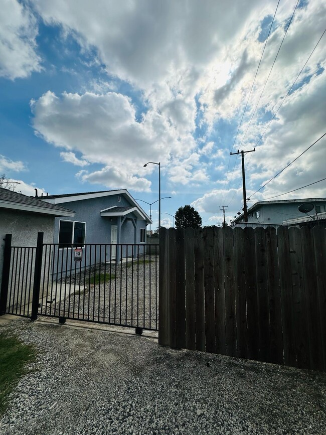 Entrance - 722 W 214th St