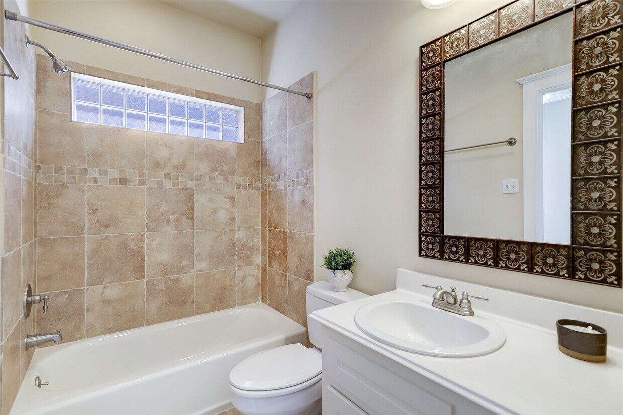 Foto principal - 1047 W 16th St