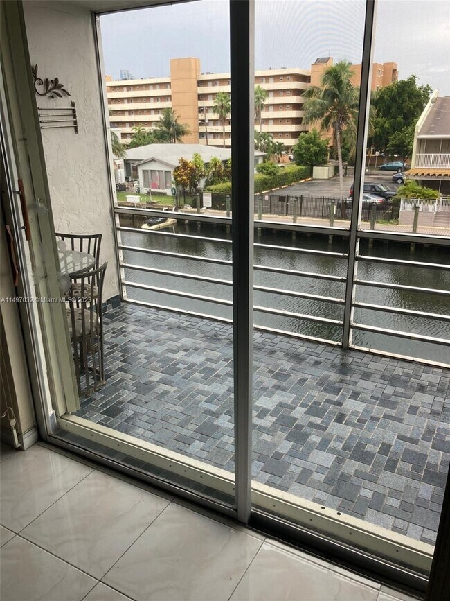 Foto del edificio - 3750 NE 169th St