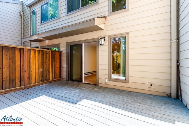 Building Photo - Lovely Townhouse | Private Outdoor Space