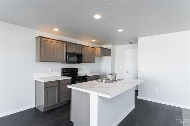 Building Photo - 3 Bed 2.5 Bath Pet Friendly home w/ Commun...