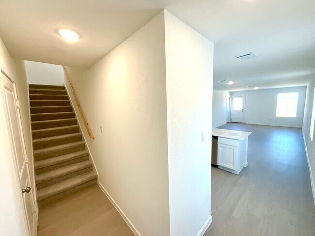 Foto del edificio - **APPLICATION RECEIVED***MOVE IN SPECIAL* New Construction 4-Bedroom With Upstairs Loft, Fenced Y...