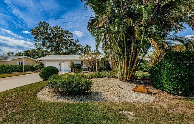 Building Photo - 2020 Maderia Ave