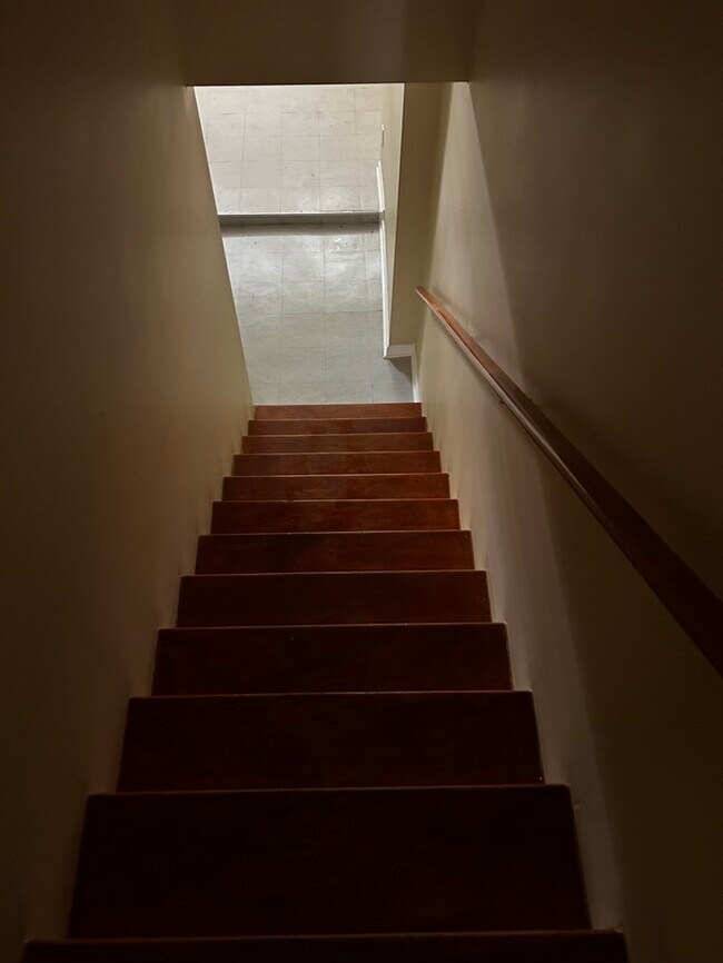 Building Photo - 3 bedrooms 2 bathrooms