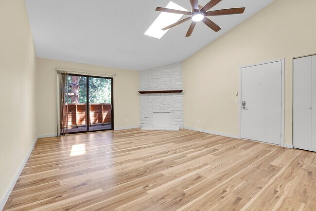 Foto del edificio - $1,995 - 2 Bed, 2 Bath Condo in Lakewood w...