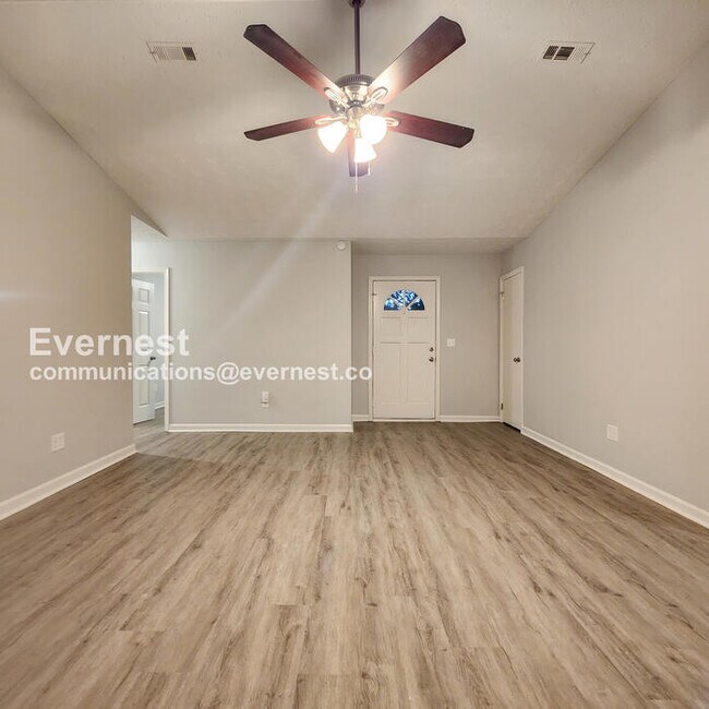 Building Photo - 3 Bed, 2 Bath Home with Garage / Pet-Friendly / Coming Soon!