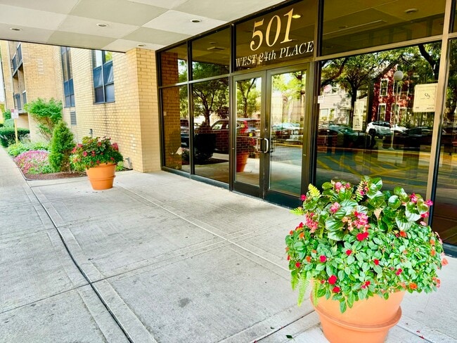 Foto del edificio - 501 W 24th Pl