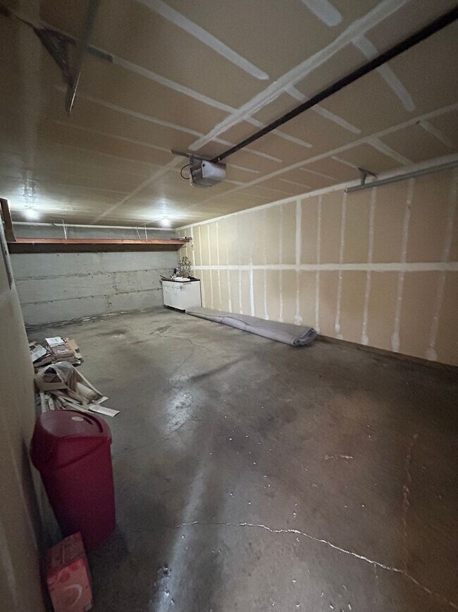 Building Photo - Fabulous 2 bed, 2 bath townhome with garag...