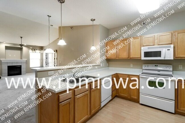 Building Photo - GARAGE INCLUDED! 2 Bedroom, 2 Bath Condo i...