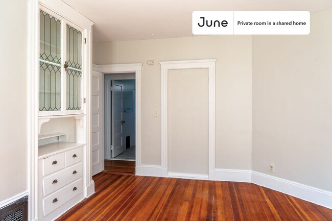 Foto del edificio - Private bedroom in 5 bed/1 bath Home