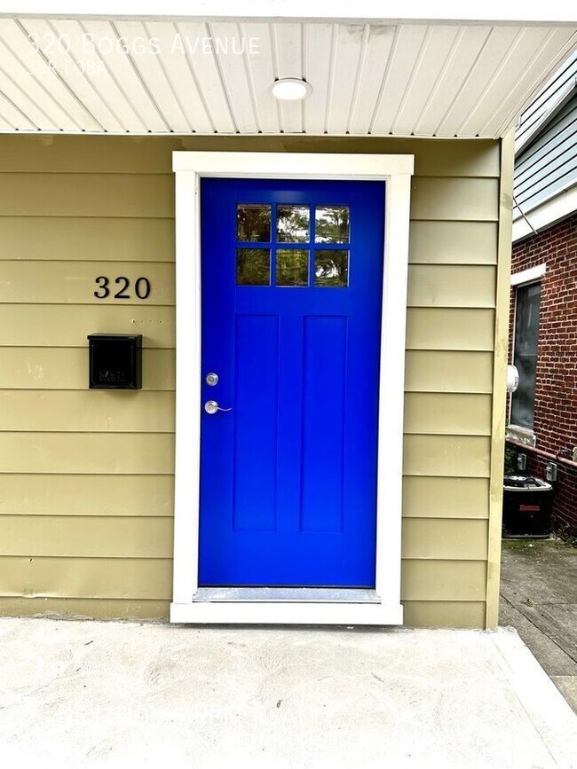 Building Photo - Gorgeous must see 3 bed, 3 bath updated ho...