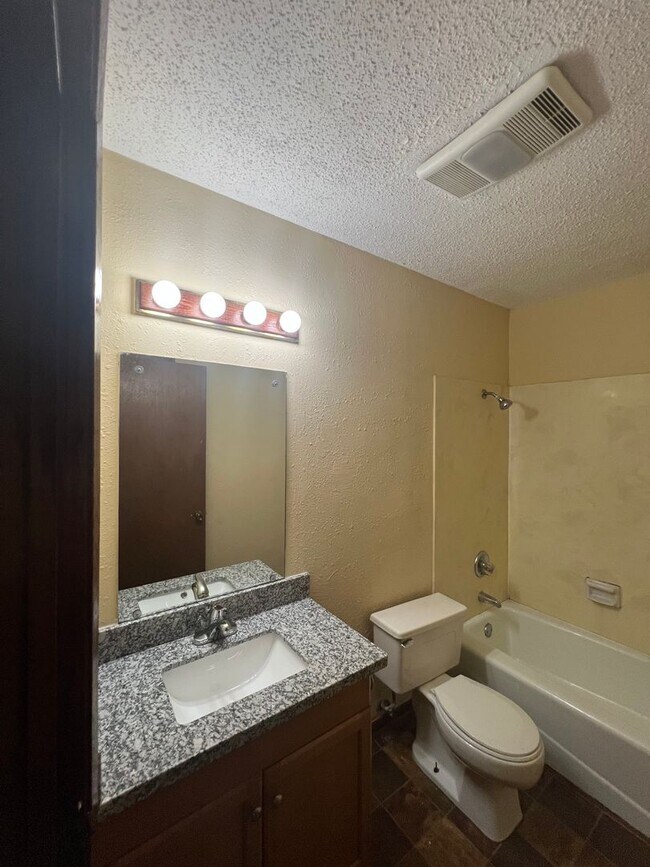 Foto del edificio - 2 Bed 1 Bath Apartment for Lease