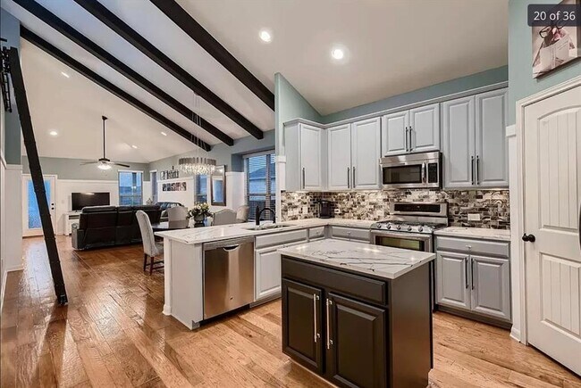 Foto del edificio - 5301 Scenic Lake Dr