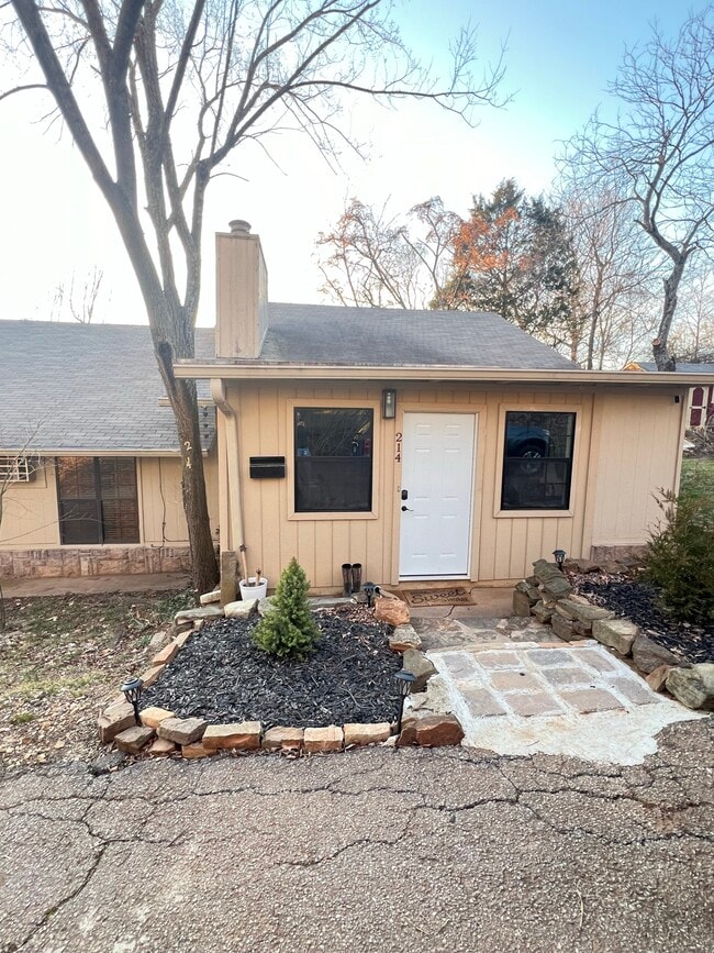 Front Entrance - 214 E Cleburn St House