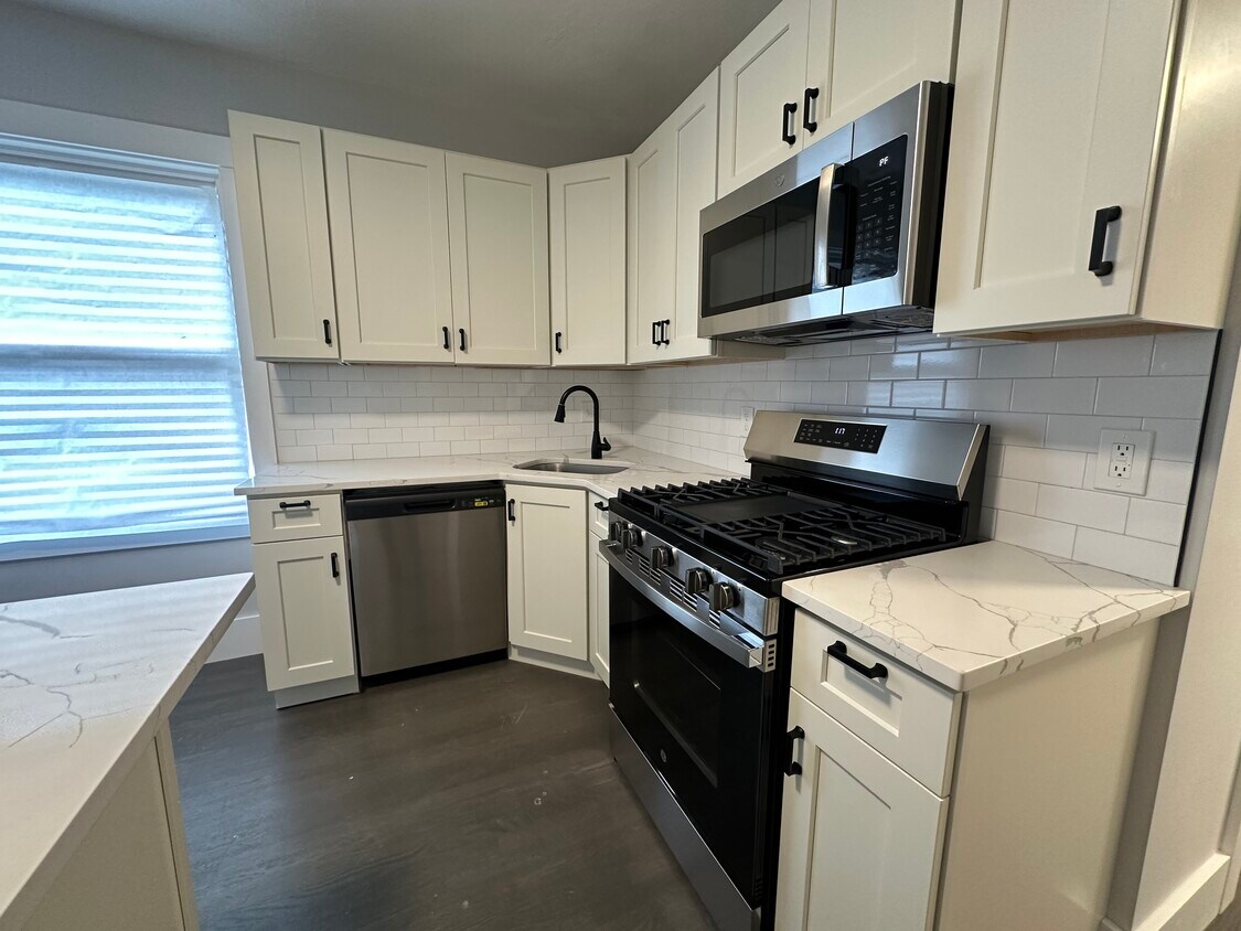 Primary Photo - 116 Marginal St