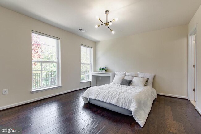 Building Photo - 7201 Thackley Way