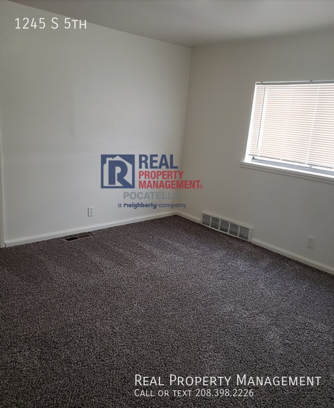 Building Photo - 2 bedroom 1 bathroom - Newly updated