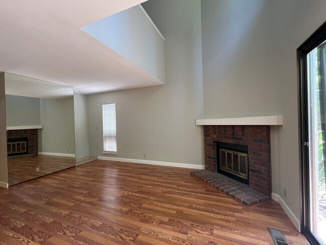 Foto del edificio - Chic Campbell End Unit Townhouse with 2 Bedrooms, Loft & 2.5 Baths