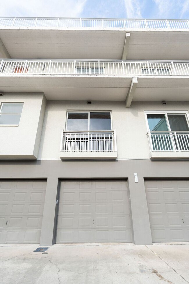 Building Photo - 1002 Channelside Dr - #2C - LO