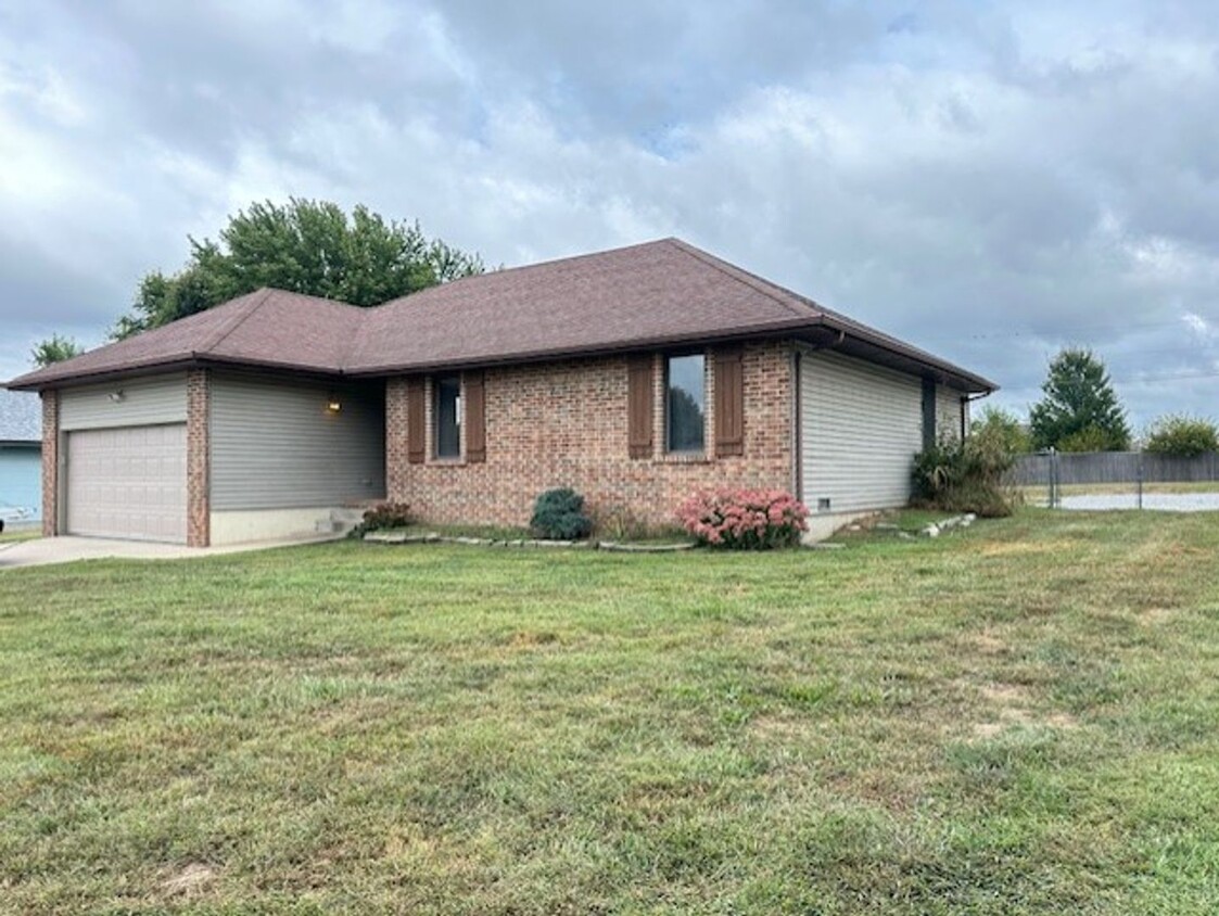 Primary Photo - Adorable 3 Bedroom home on a big lot in NI...