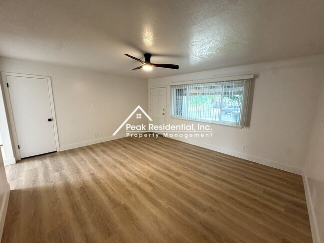 Foto del edificio - Updated 2bd/1ba Sacramento Duplex