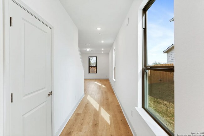 Foto del edificio - 401 W Commerce St