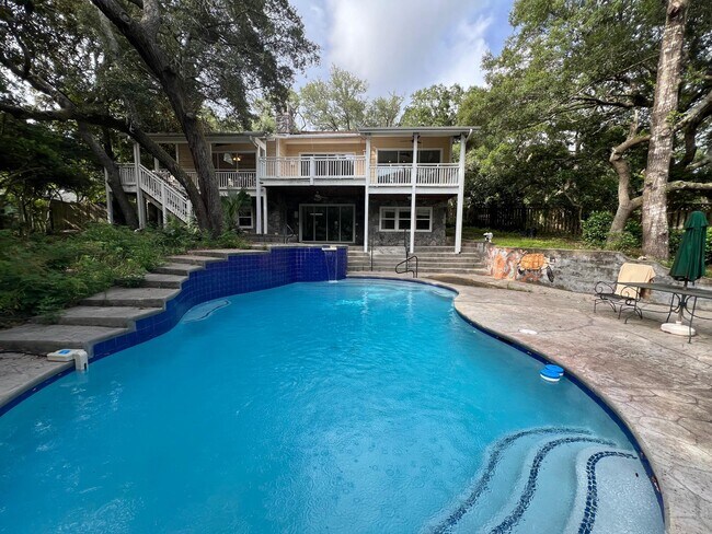 Foto del edificio - 902 Whisperwood Ln S