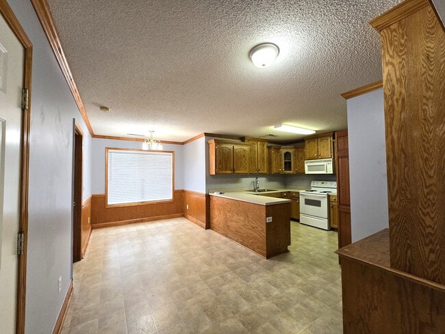Building Photo - 3563 Beacon Dr