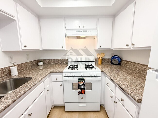 Building Photo - 5245 Riverton Ave