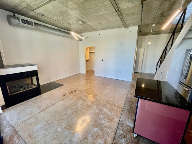 Building Photo - Sleek and Sophisticated: Upscale 1-Bdrm/2b...