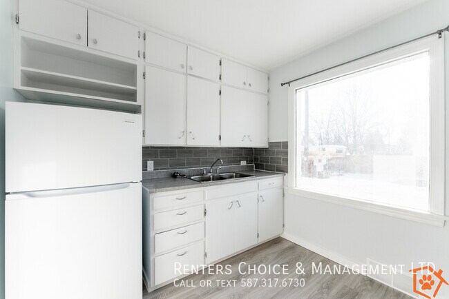 Photo du bâtiment - Cat Friendly Main Floor Suite with Garage