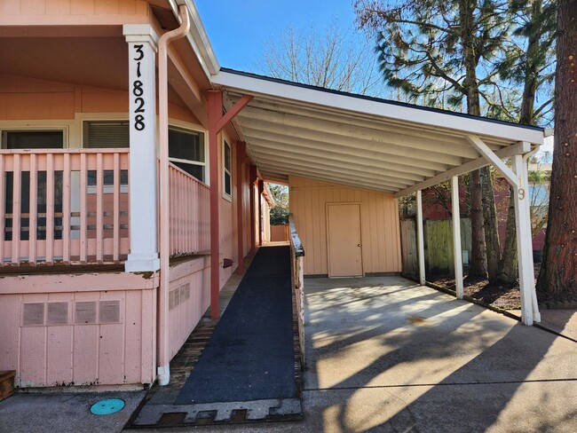 Building Photo - Newly Renovated Pet Friendly 3 Bed / 2 Bat...