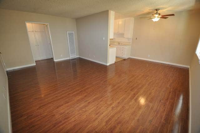 Foto del edificio - 24411 Newhall Ave