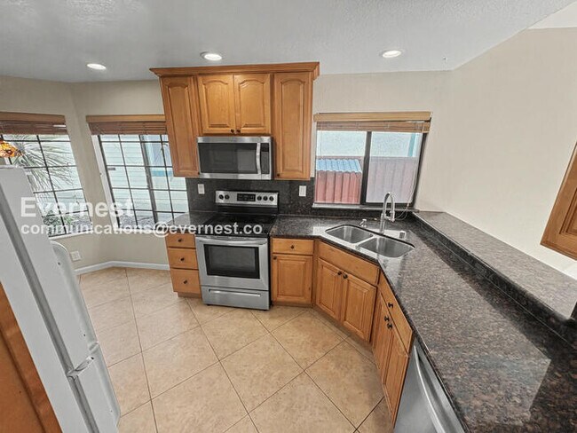 Building Photo - 3 Bed, 2.5 Bath with Fenced Yard & Garage / Vouchers Accepted / Available Now!