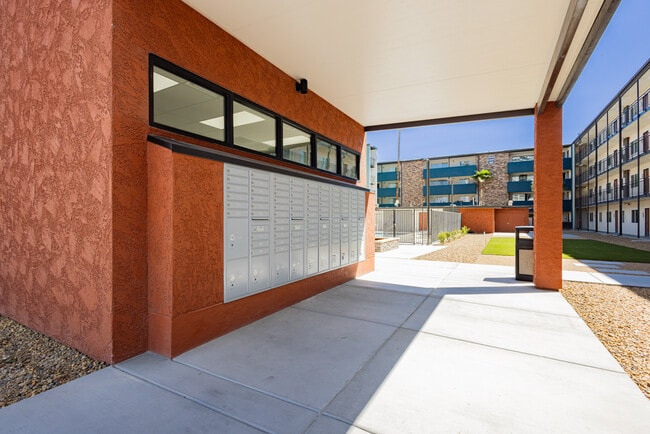 Building Photo - Courtyard 525 Apartments