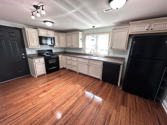 Foto del edificio - 2 Bedrooms, 1 Bathroom - House in Celanease!