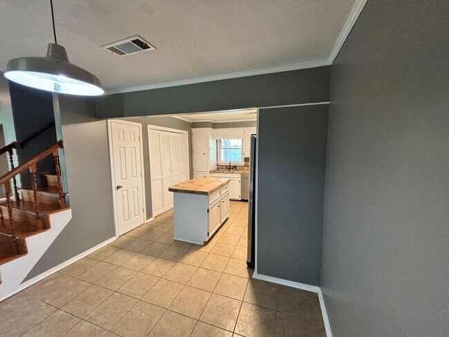 Building Photo - 1702 Rosemont Cir