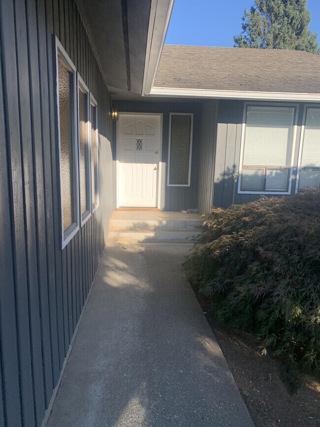 Building Photo - 502 S Forest Ct