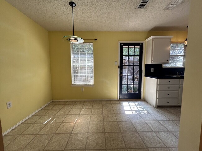 Building Photo - Beautiful House Located On Cul-De-Sac & Down The Street From Park!
