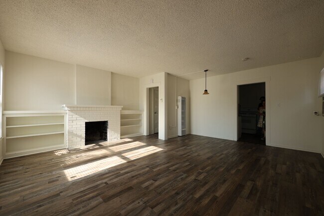 Building Photo - Glenn Duplex